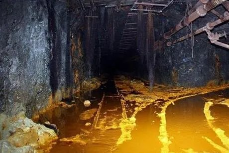 男女发现山洞闪金光进一看兴奋极了(图)