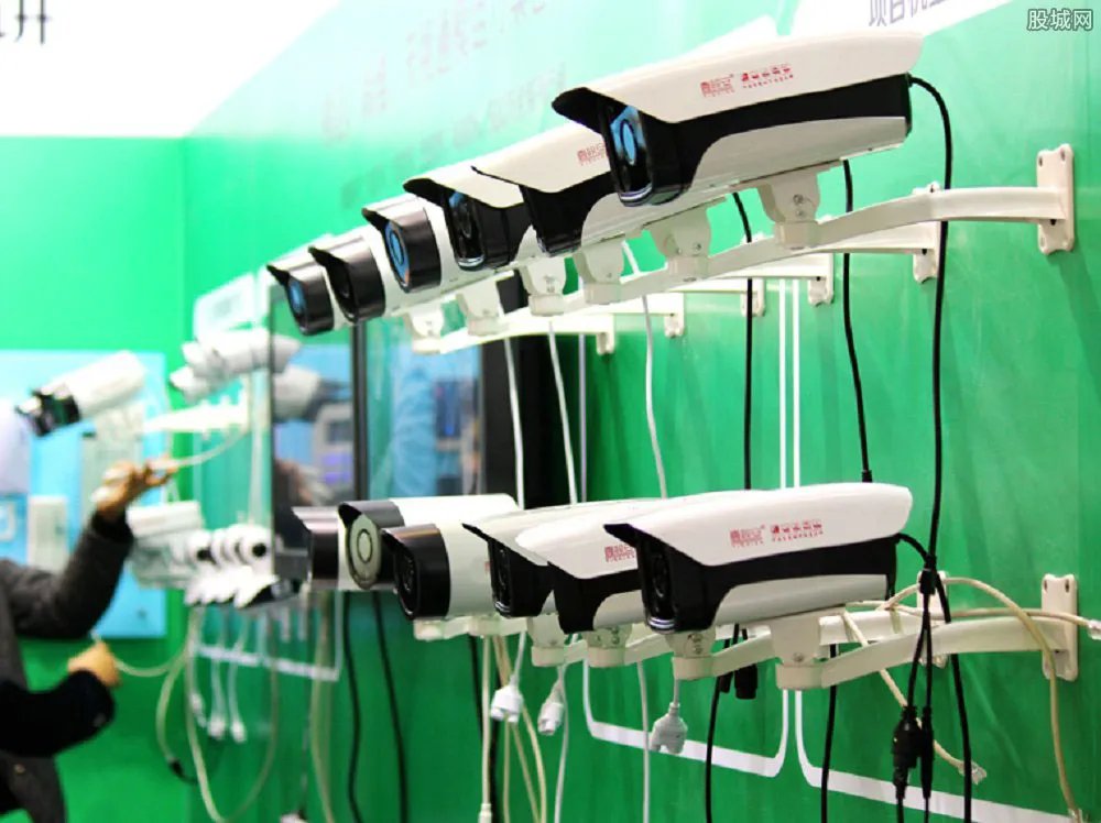 非法偷拍黑色链 750元可定制设备朋友圈刷屏售卖