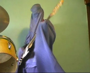 阿富汗禁止女学生在男性场所唱歌，这一禁令的目的是？