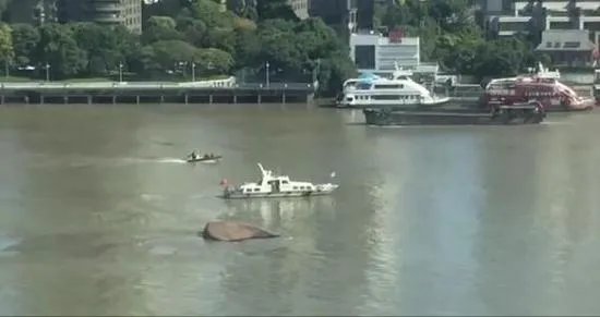 黄浦江上一船翻扣有人员伤亡吗？