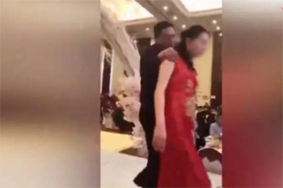 “公共强吻儿媳”声明：在表演，是睁眼说瞎话吗？