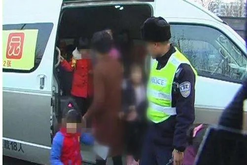 昆明黑校车超员是怎么回事？