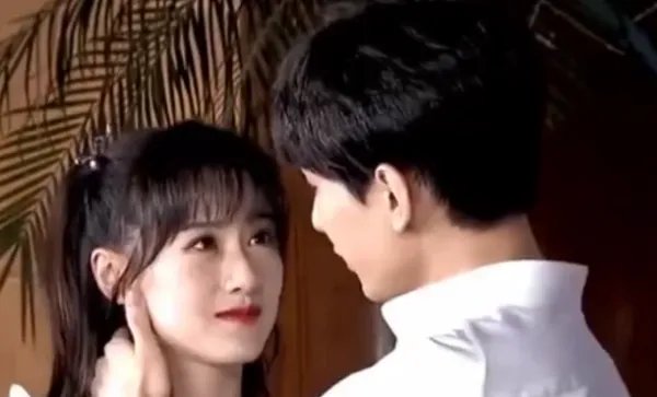 袁冰妍回应直播中亲成毅是怎么回事？