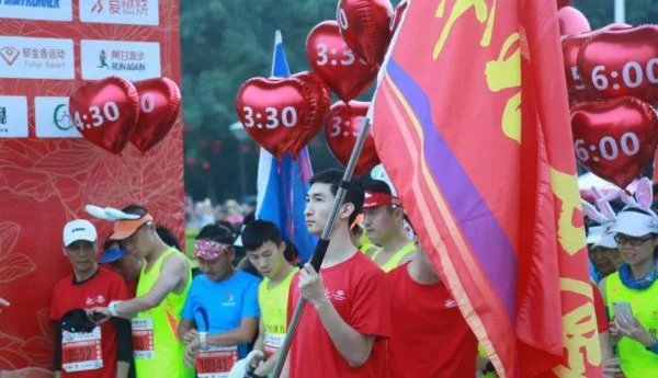 武大靖贵港马拉松第一名是谁？