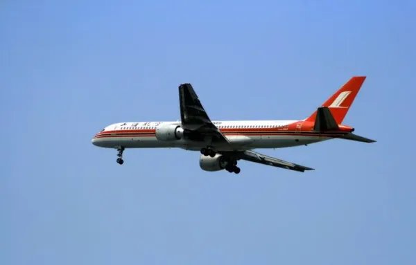 无人机近距拍客机是怎么回事？