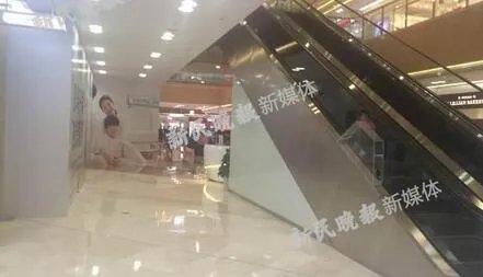 男婴商场扶梯坠落 或因家人不慎脱手引发悲剧