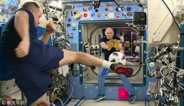 俄宇航员在太空是怎么踢球的?