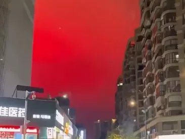 福州街头现漫天红光，这是如何形成的？