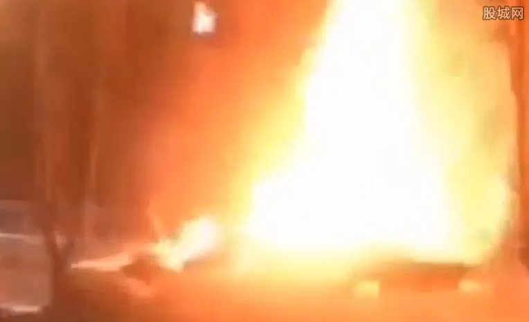 警方回应保时捷起火门打不开 已请专家介入调查