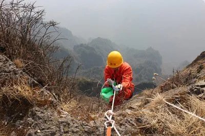 峨眉山蜘蛛侠90度崖壁捡垃圾，看此场景游客还扔垃圾吗？