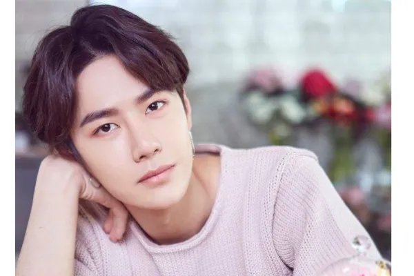 王一博赶飞机怒吼粉丝，这值得大家原谅吗？