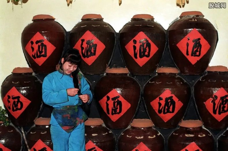 “网红”酒制假商威胁记者 “三无”网红酒是怎么火的