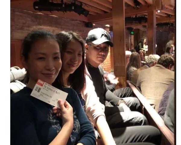 卢芳怎么为胡军庆生的？