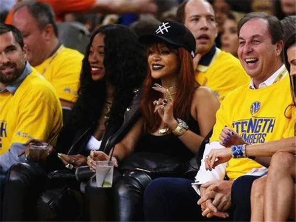 蕾哈娜晒大胆照祝贺詹姆斯夺冠 蕾哈娜有多喜欢詹姆斯在一起过吗