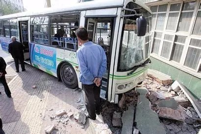 北京公交车站车祸是怎么回事?