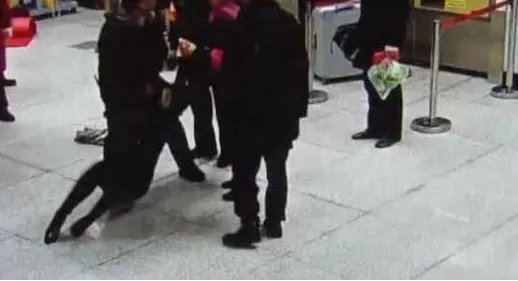 女子包太贵拒安检后果怎么样?