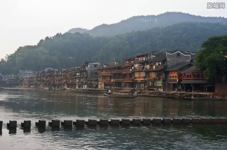 凤凰古城被曝收费 每人必须购买50元的景区门票？