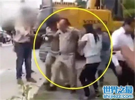 领导工地合影被碾压，究竟是意外还是人为 