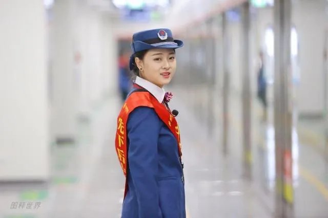 杭州地铁女神成网红,你怎么看?