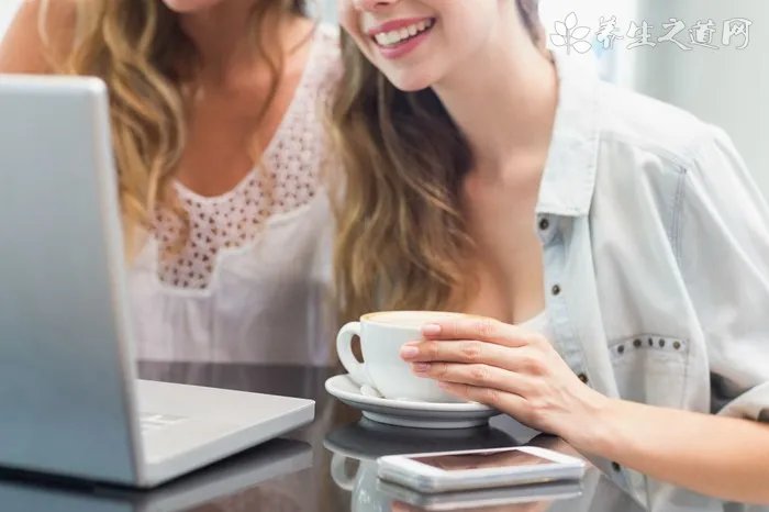 老汉怒砸地铁闸口 如何文明乘坐地铁