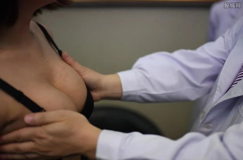 体检裙子被撩起 疑问男医生为何做出不雅行为？