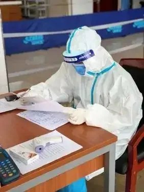 郑州女子法院门口扫码后被赋黄码，这到底是怎么一回事？