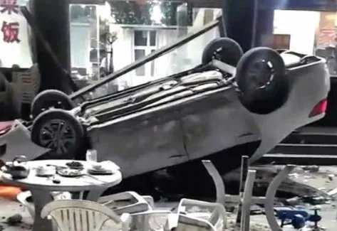 轿车撞入宵夜人群现场什么情况?