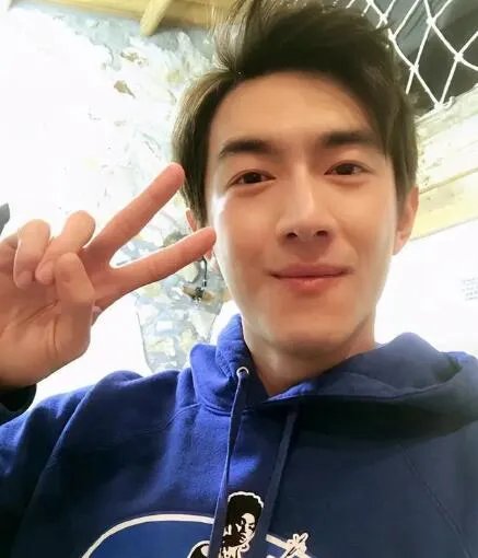 林更新被大姐拦车门要合影是怎么回事 林更新为什么被大姐拦车门要合影