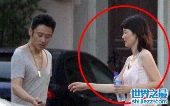 吴秀波娇妻曝光，51岁娇妻尚洁肤白貌美 