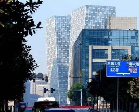 重庆百米大楼斜而不倒,世界上还有哪些倾斜大楼呢?