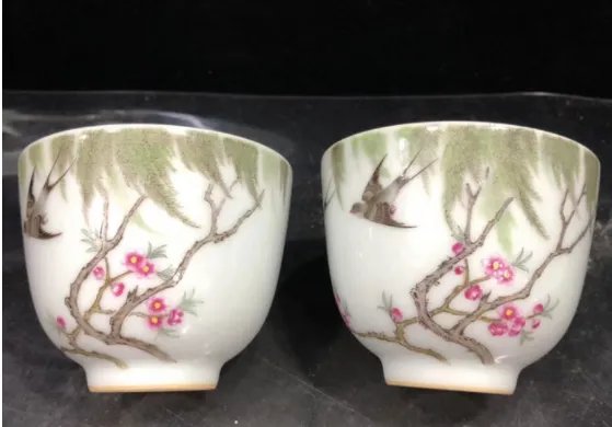 两女一个杯子是什么意思?