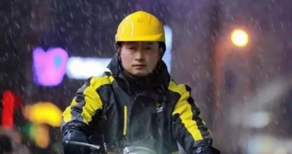 公寓电梯贴提示让快递走楼梯，快递小哥为什么不能坐电梯？