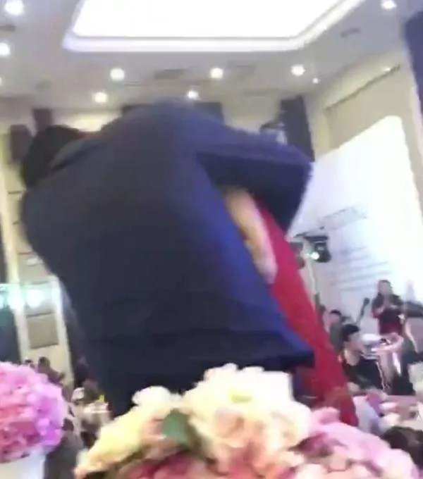 “公共强吻儿媳”声明：在表演，是睁眼说瞎话吗？