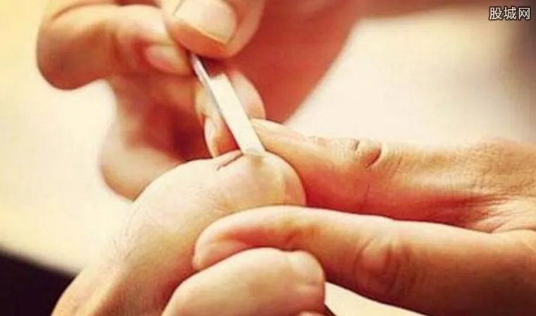 63岁修35万双脚 女儿大学毕业继承他衣钵