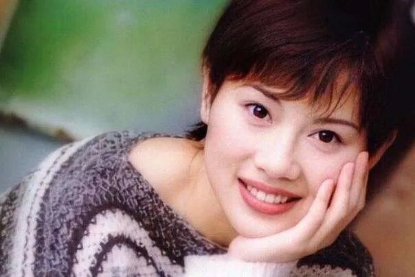 陈松伶个人资料简历照片:曾经的香港一姐(如今被婆婆无视)