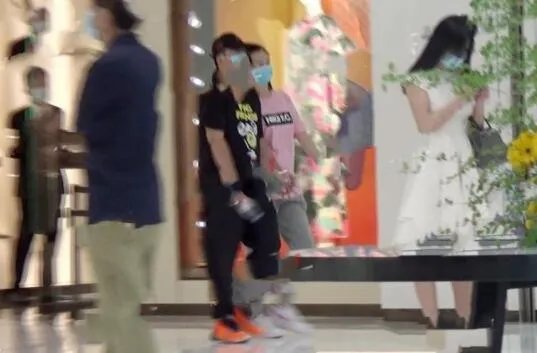 郑恺苗苗现身妇产医院 奉子成婚遭实锤？