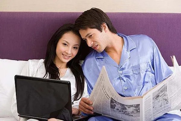 妻子雨中吃面丈夫身旁打伞，你老公为你做过最暖心的事情是什么？