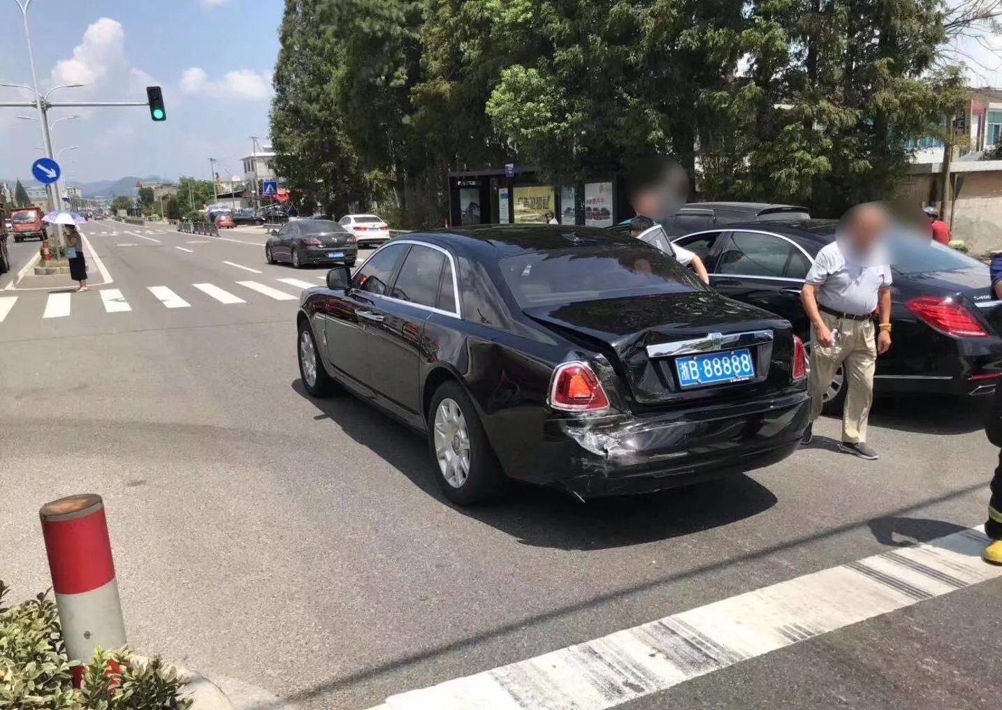 消防车追尾牌照5个8劳斯莱斯，此车辆受损情况如何？