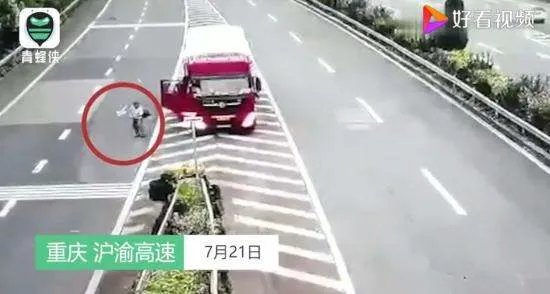 男女坐车旅游因话多被司机丢高速，三人将受到什么惩罚？