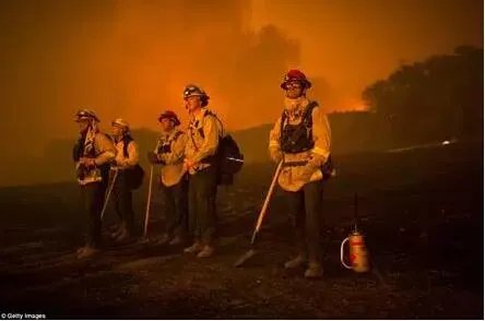 美加州大火再升级 燃烧面积已达23万英亩