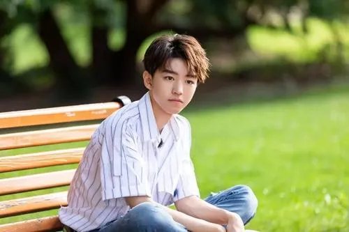 王俊凯花园大片，你最喜欢里面哪一套穿搭？