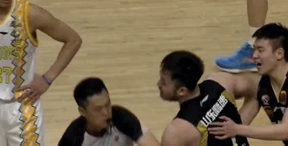 睢冉肘击福特森是什么情况?