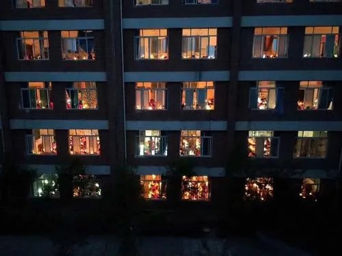 考试时停电高三生开台灯答题,你还记得你的高三岁月吗?