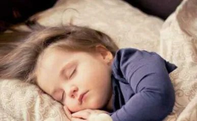 幼儿园小朋友睡觉自己哄自己，对此你有何评价？