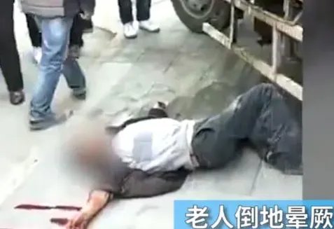 大爷喂老虎手被咬是什么情况？