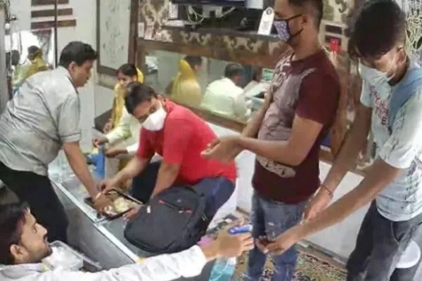 男子先消毒双手后抢劫，究竟是怎么回事？