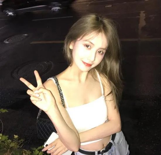 王思聪和新欢逛街，女方清纯朴素是否能俘获王校长的芳心？