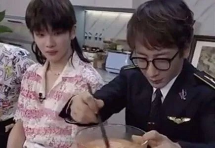 刘谦把碎纸条变成面条吃了，现场的人是什么反应？