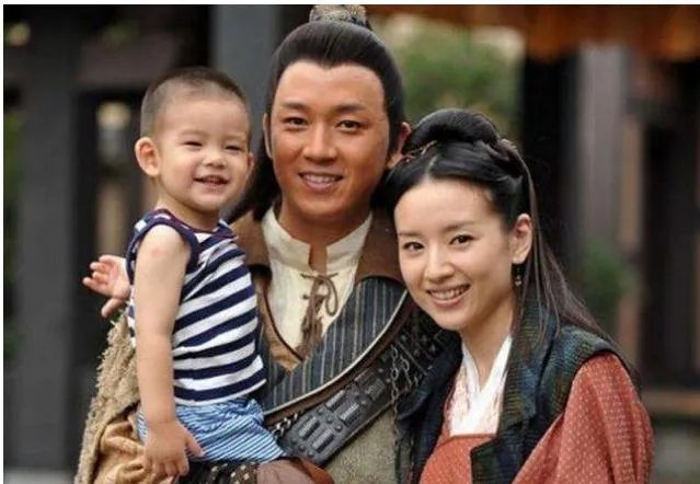 为什么说董洁是高开低走的谋女郎，她被造谣再婚产女为什么还挨骂？