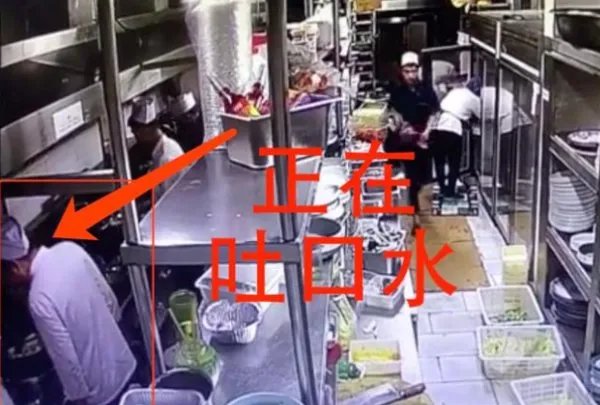 厨师向炒菜锅吐口水引起热议，你怎么看？